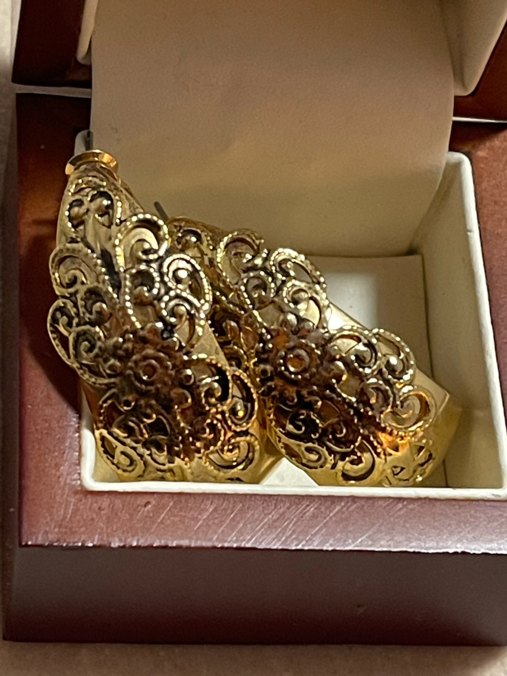 Elegant Gold Filigree Hoop Earrings - Women Jewelry - Picture 3 of 4